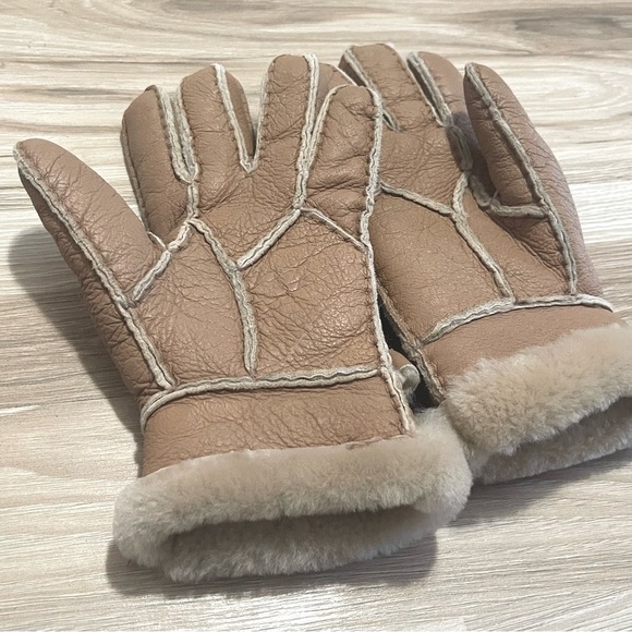 UGG Tan Shearling Gloves - Picture 6 of 8